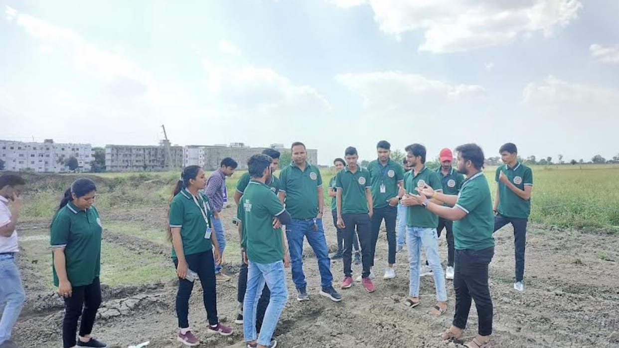 Indore: Camp started giving practical training in agriculture, students from many states got benefit.