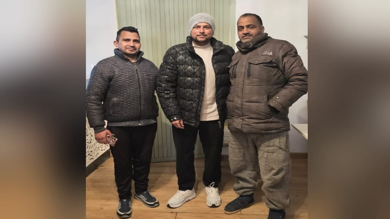Dharamshala: Indian bowler Kuldeep Yadav visited fans' house, also got photographed
