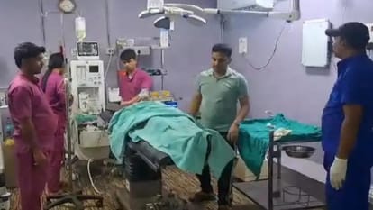 Munger News: Neighbors entered house and attacked young man's chest with a sword, condition critical