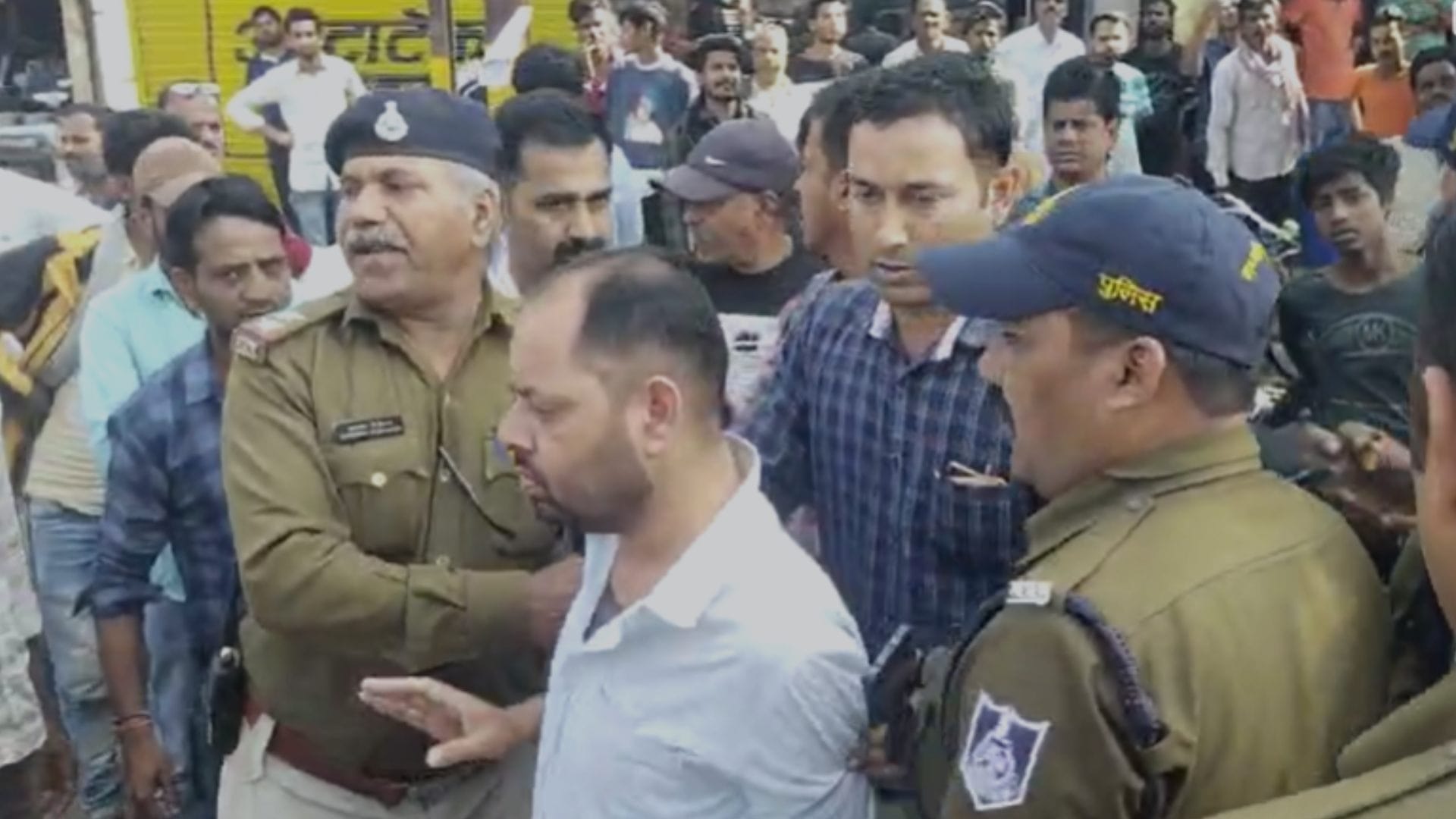 नशे में धुत बीजेपी नेता ने बाइक सवार को मारी ठोकर