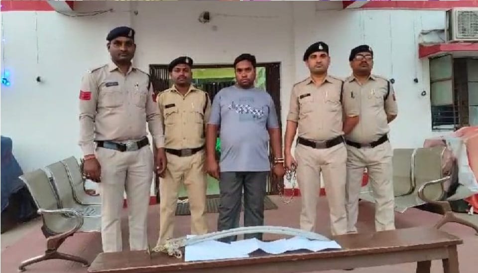 पुलिस की गिरफ्त में आरोपी