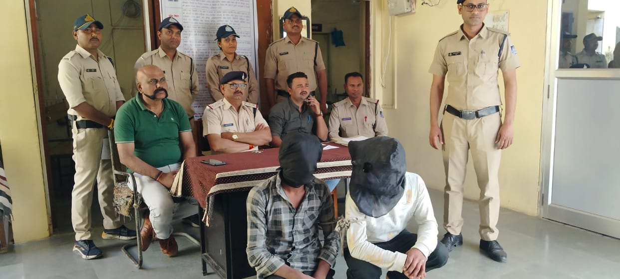 Police solved the mystery of the dead body with its throat cut.