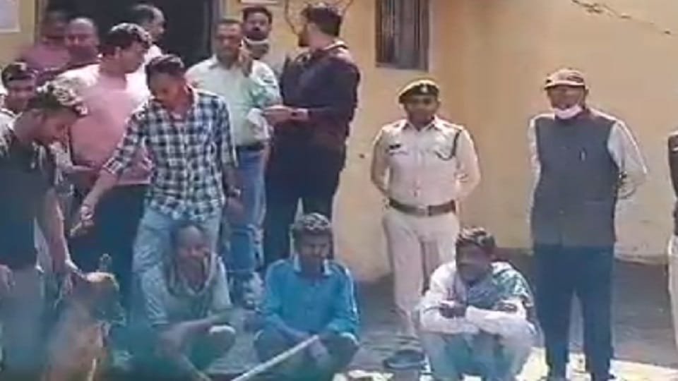 पुलिस की गिरफ्त में आरोपी