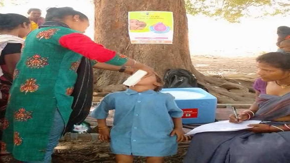 Children were given water to drink instead of polio picture went viral on social media in Jagdalpur