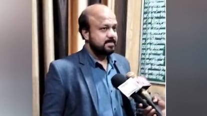 Board Exam: अंग्रेजी की उत्तर पुस्तिका लेकर भाग गया छात्र, दर्ज कराई जाएगी रिपोर्ट; अधिकारियों पर भी गिरी गाज student ran away with answer sheet in English paper In Agra Orders given to file report against him