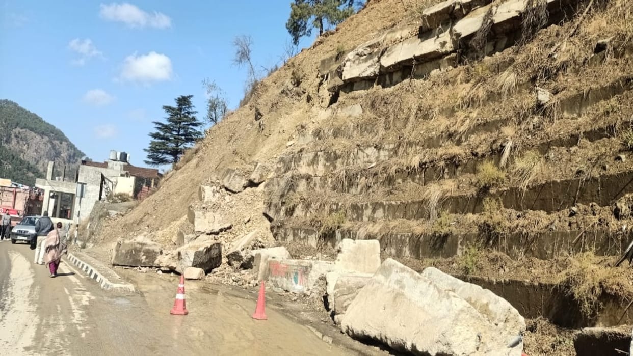 Part of the danga on the hill on Parwanoo Solan fourlane broke and fell on the road.