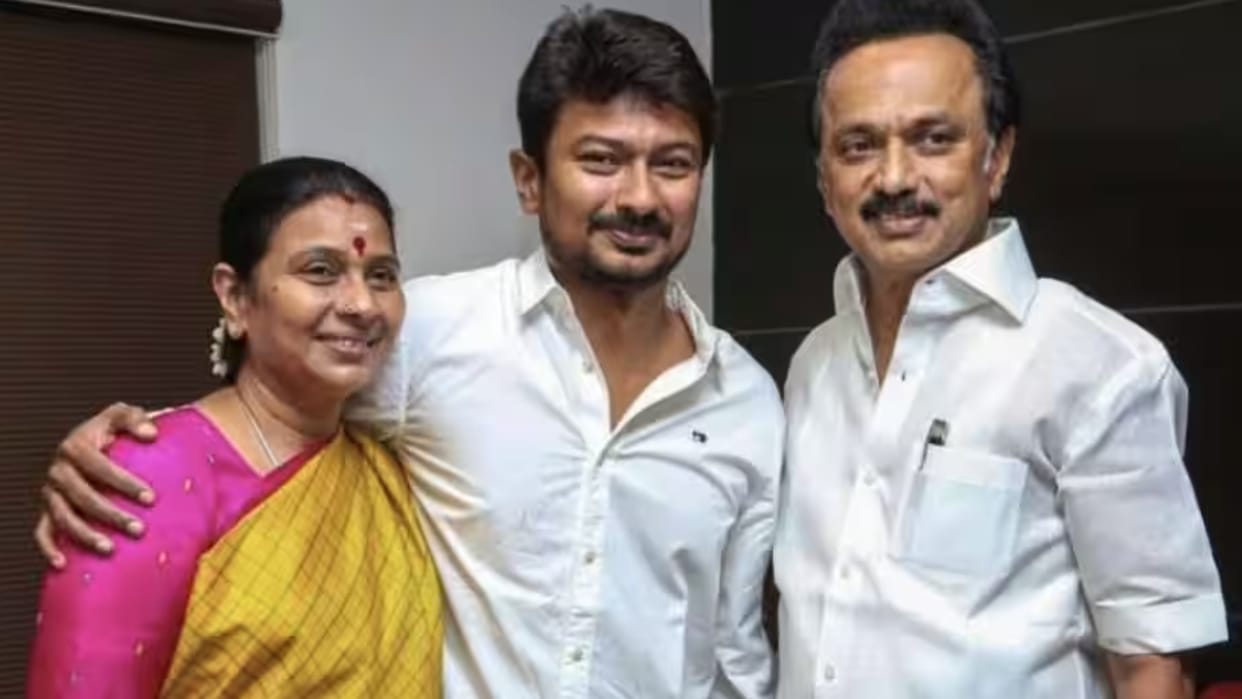 tamil nadu cm stalin wife worshipped in temple son udhayanidhi criticise sanatana dharma