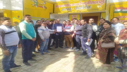 खंड शिक्षा अधिकारी को ज्ञापन देते शिक्षक