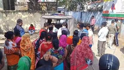 Vaishali News: A teacher going to school on bike with her husband was crushed by hyva truck, died on spot