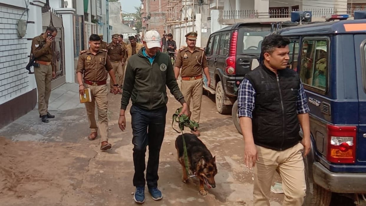Thieves stole jewellery worth many cash locked house in varanasi