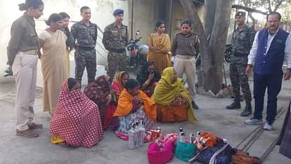 पुलिस की गिरफ्त में बरामद शराब के साथ छह महिला तस्कर