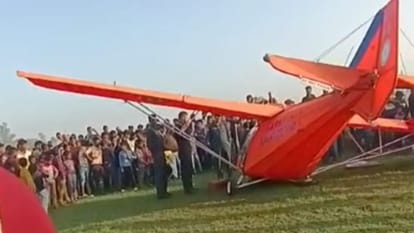 गांव के खेत में गिरा सेना का माइक्रो एयरक्राफ्ट।