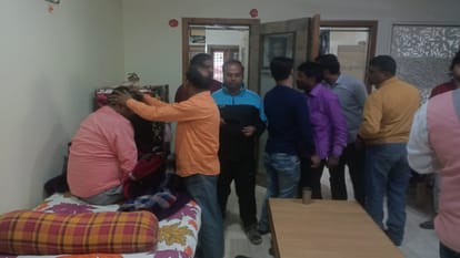 Bihar News: कंपनी से भेजे गए स्टाफ ने खाने में नशीला पदार्थ खिलाया; फिर 50 लाख से ज्यादा के जेवर लेकर हुए फरार Bihar News: Staff sent from the company fed intoxicants in the food; Then absconded with jewelery worth more t