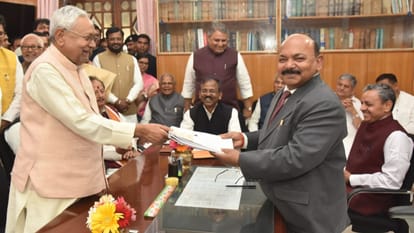 Bihar News : With ex JDU party president lalan singh, cm nitish kumar reached to file nomination for Bihar MLC