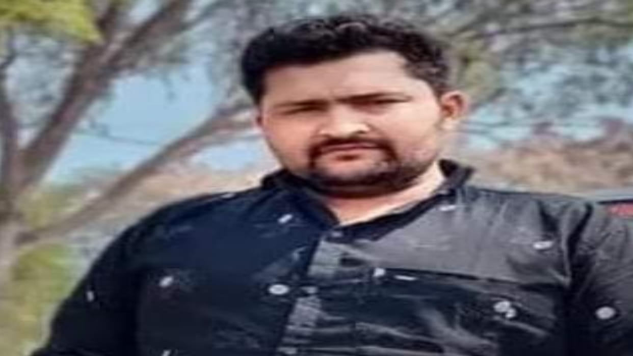 Speeding Scorpio collides with a tree in shahdol