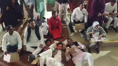 Firozabad: नगर निगम की बोर्ड बैठक में पार्षदों का हंगामा, बोले- बिना बहुमत ही पास कर दिए गए प्रस्ताव Councilors created ruckus in board meeting of Municipal Corporation in Firozabad