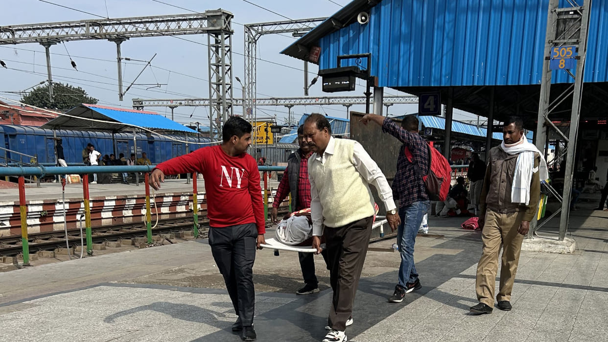 An elderly man, who was going for eye treatment, died after falling the platform of Gorakhpur railway station