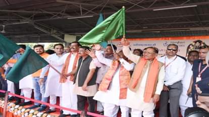 मुख्यमंत्री विष्णुदेव साय ने आस्था स्पेशल ट्रेन को दिखाई हरी झंडी