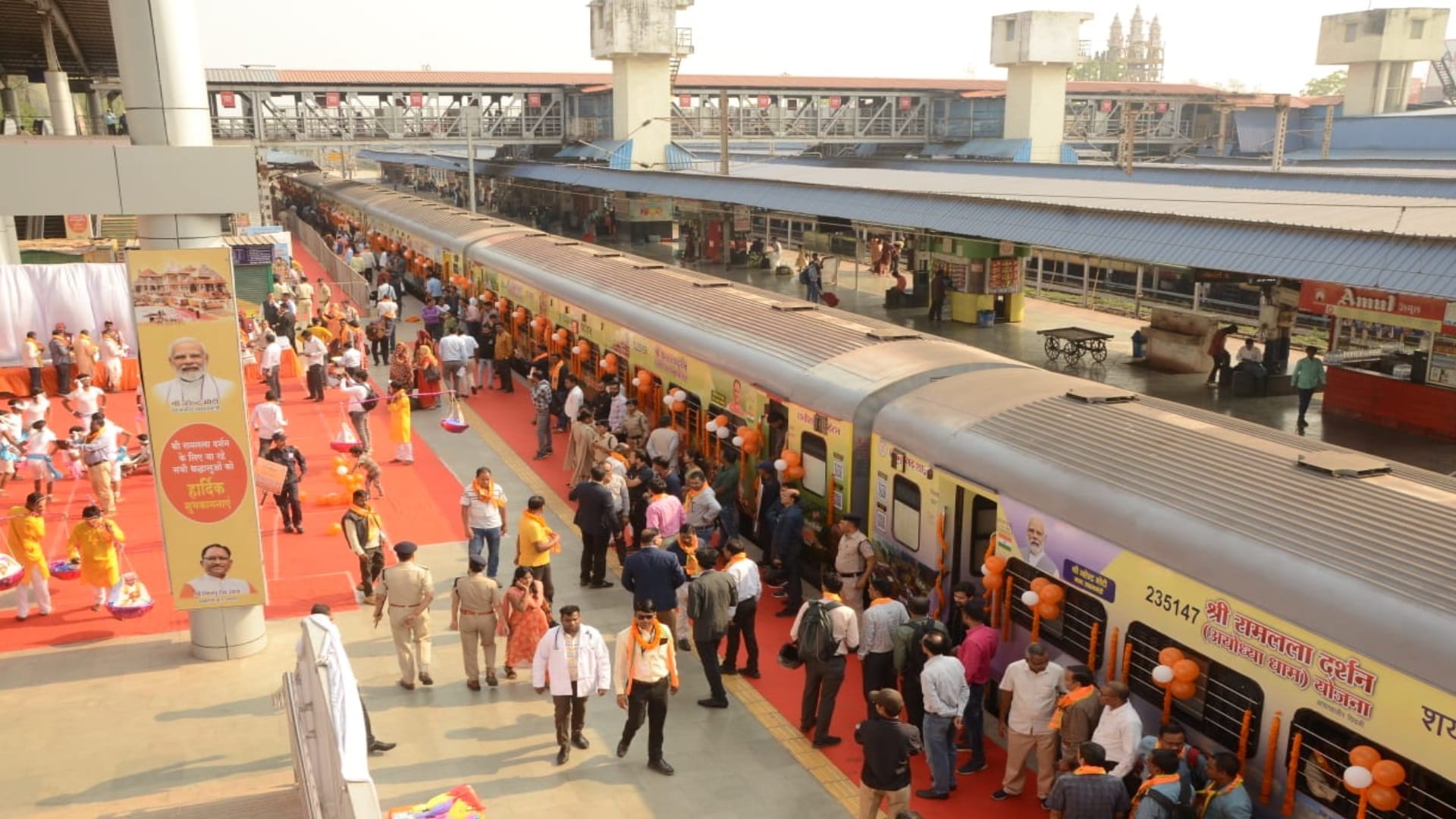 850 devotees left from Chhattisgarh for Ramlala darshan: CM Saay flags off Aastha special train