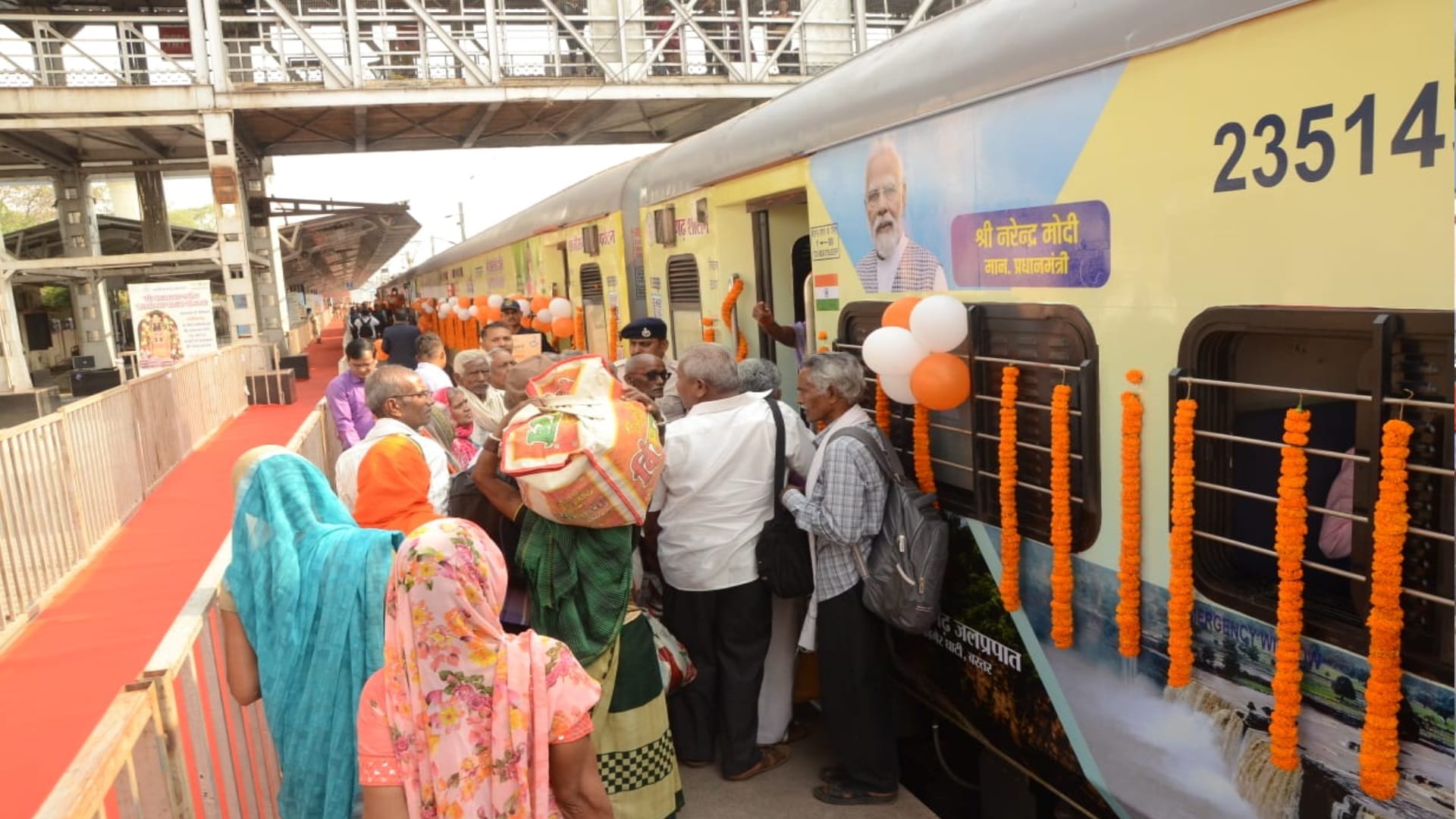 850 devotees left from Chhattisgarh for Ramlala darshan: CM Saay flags off Aastha special train