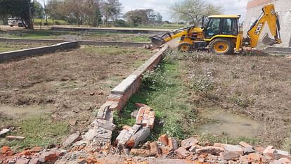 BDA bulldozer runs on four illegal colonies in Bareilly