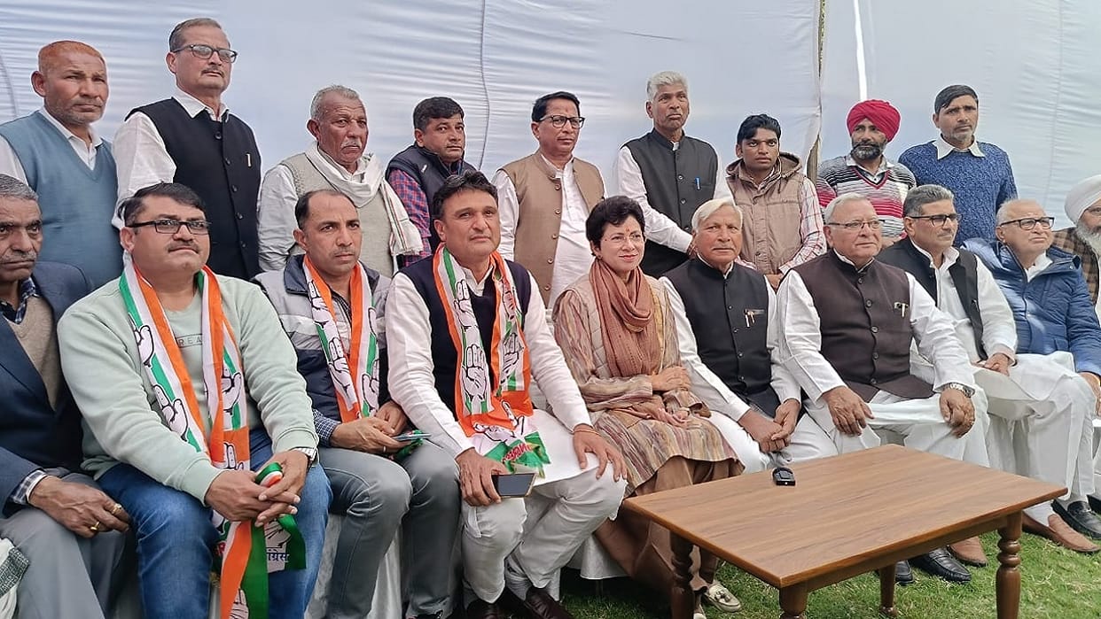 Manoj Rathi joins Congress in Hisar, Kumari Selja said BJP false propaganda machine is giving slogan of 400