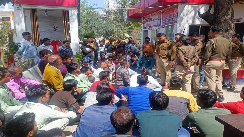 people surrounded thana after elderly and disabled were detained precaution before Lok Sabha elections in Agra