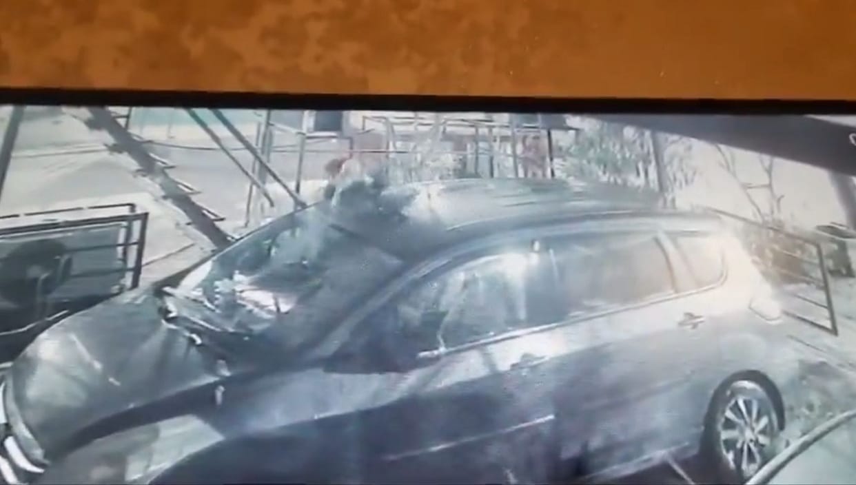 A car parked below the house was set on fire by pouring petrol, young man ran away with his friend on scooter