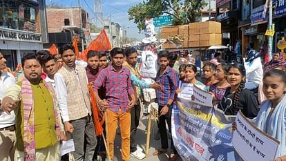 workers of ABVP burnt effigy of Chief Minister Mamata Banerjee in Mainpuri