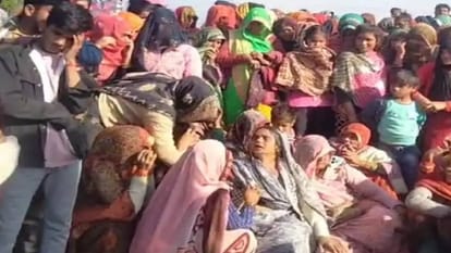 Etah: बिजली के खंभे में लटका मिला किसान का शव, पत्नी बोली- गांव के ही आरोपियों ने हत्या कर लटकाया है Farmer dead body found hanging from electric pole in Etah