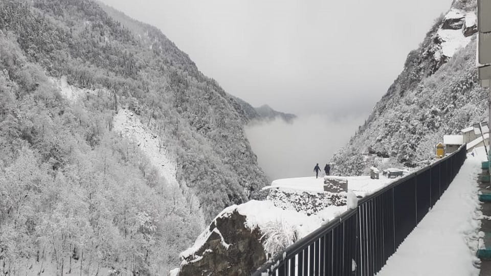 Uttarakhand Weather Heavy Snow in Kedarnath icebergs scattered at many places photos