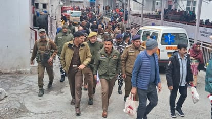 कटड़ा: माता वैष्णो देवी तीर्थ स्थल पर सुरक्षा व्यवस्था जांची, डीआईजी ने दोनों मार्गों का किया निरीक्षण Katra: Security arrangements checked at Mata Vaishno Devi pilgrimage