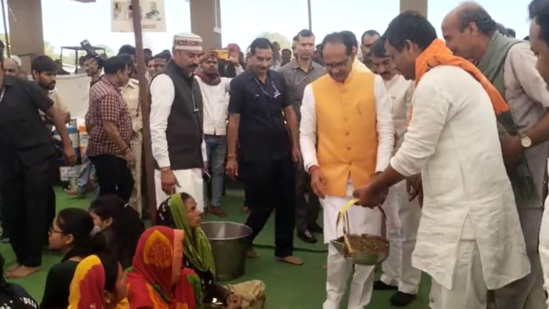 खाना खिलाते शिवराज सिंह चौहान