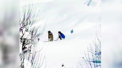 लाहौल के खंगसर गांव की रिशिका 12वीं की परीक्षा देने बर्फ के बीच चलकर परीक्षा केंद्र गोंधला पहुंची