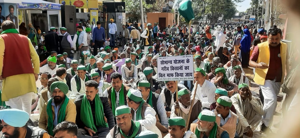 Farmers protest in Lucknow for their demands.