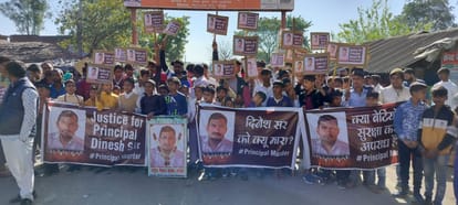 UP: बिजली बिल माफ कराने सहित कई मांगों को लेकर सड़कों पर उतरे किसान, सरकार को चेताया Farmers protest in Lucknow for their demands.