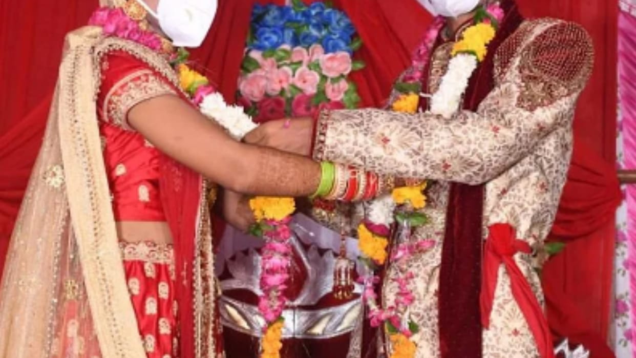 Fight between bride and groom during wedding rituals in Daurala of Meerut