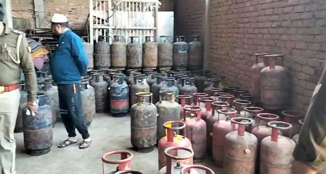 Raids in gas warehouse in Meerut and three accused arrested for refilling illegally