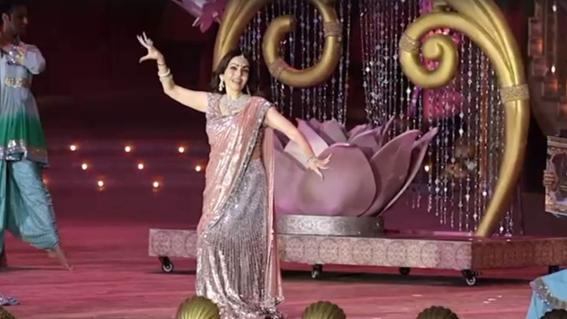 Anant Ambani Radhika Merchant Pre Wedding nita ambani and isha ambani dance on Kalank song ghar more pardesiya