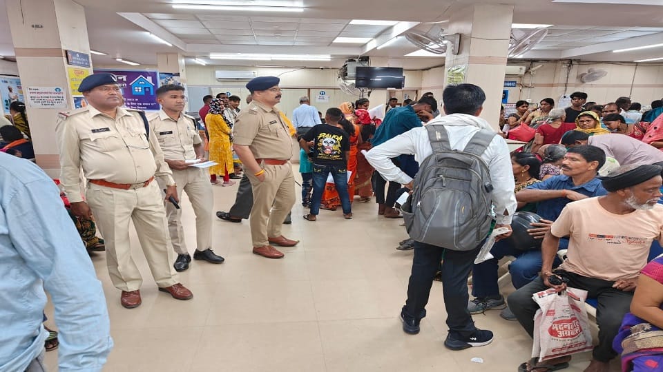 Police officers conducted surprise inspection of banks in Janjgir Champa