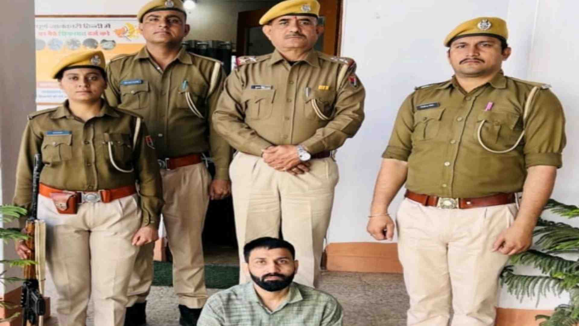 पुलिस की गिरफ्त में आरोपी।