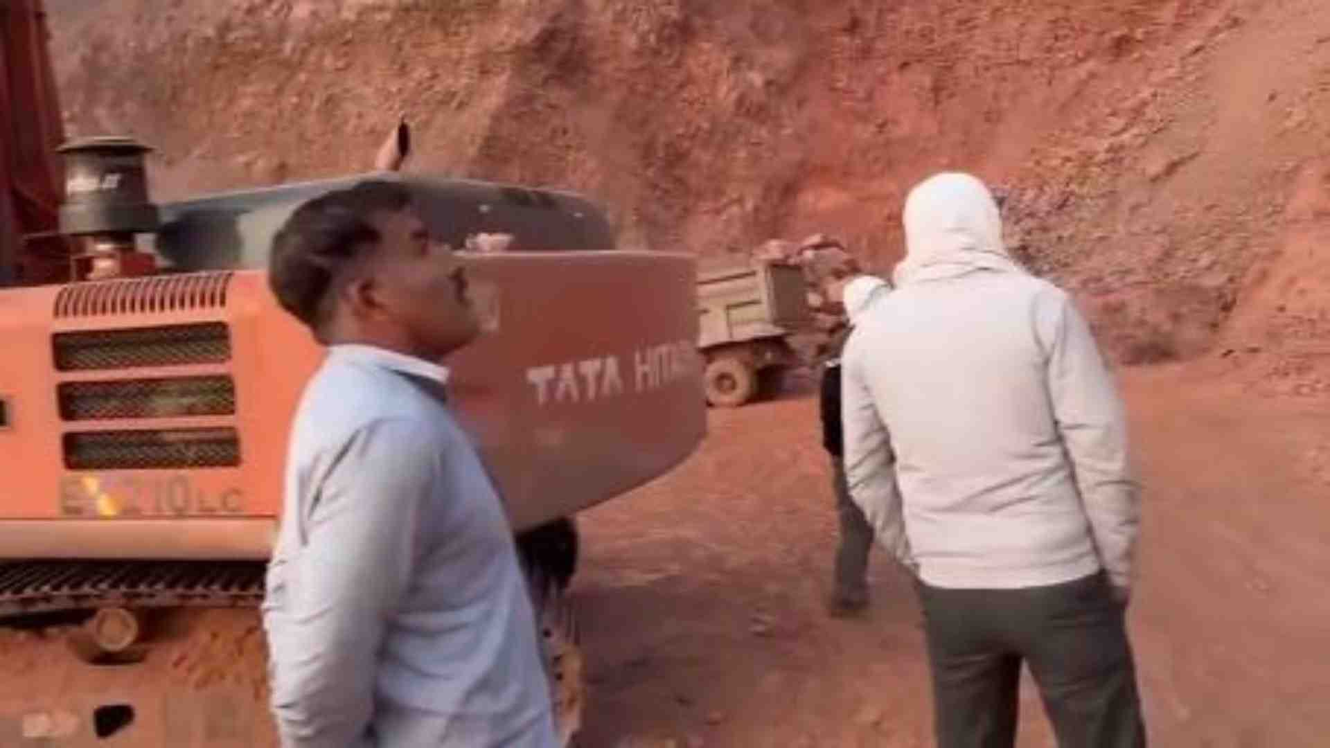 पुलिस की कार्रवाई के बाद मशीन छोड़ भागे माफिया।