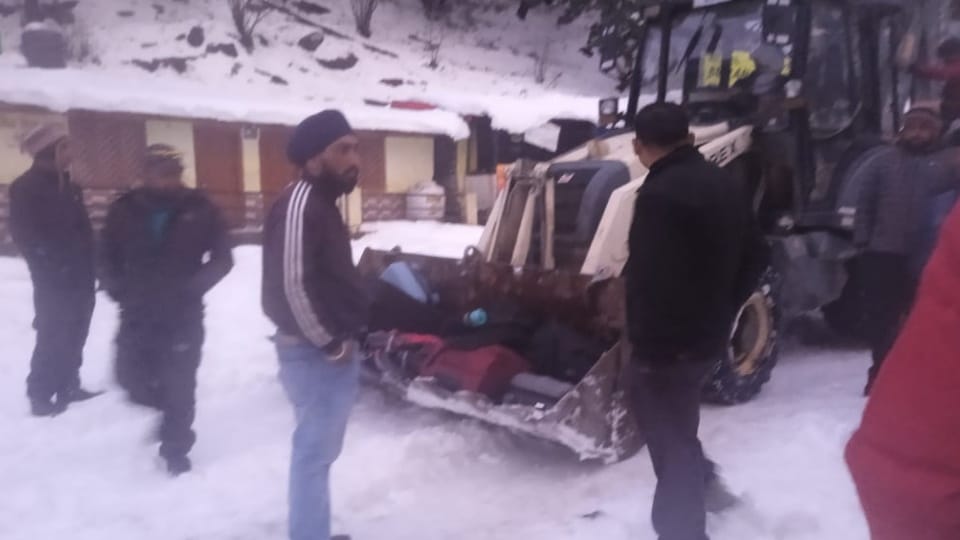 Uttarakhand Four feet snow on Kund Chopta Gopeshwar highway 30 tourists rescued