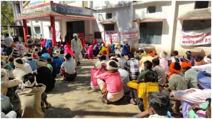 People of tribal community took out a rally in Barwani and demonstrated, angry over non-payment of MNREGA labo