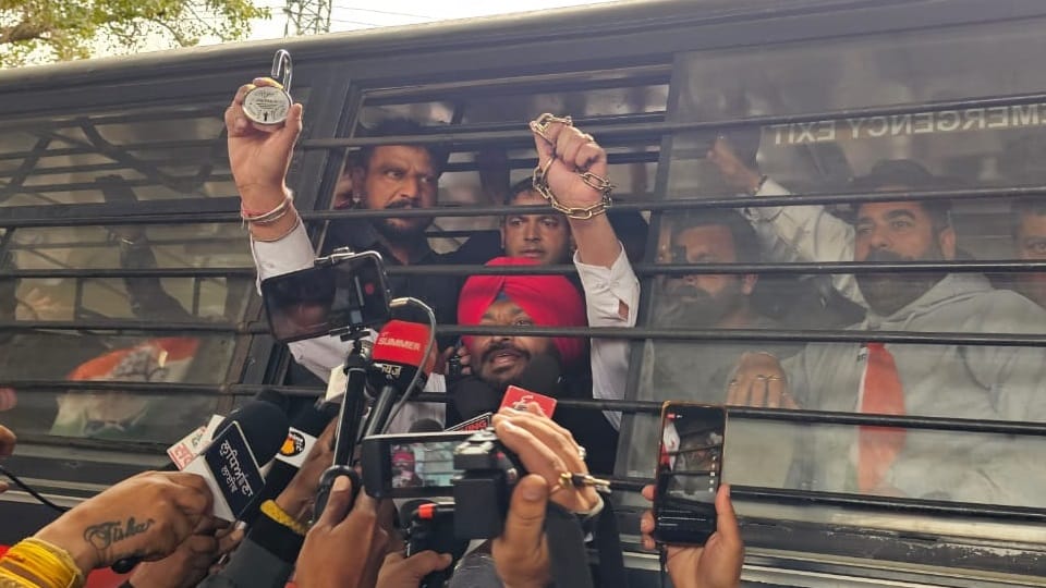 Ludhiana police detained MP Ravneet Bittu, former minister Bharat Bhushan Ashu