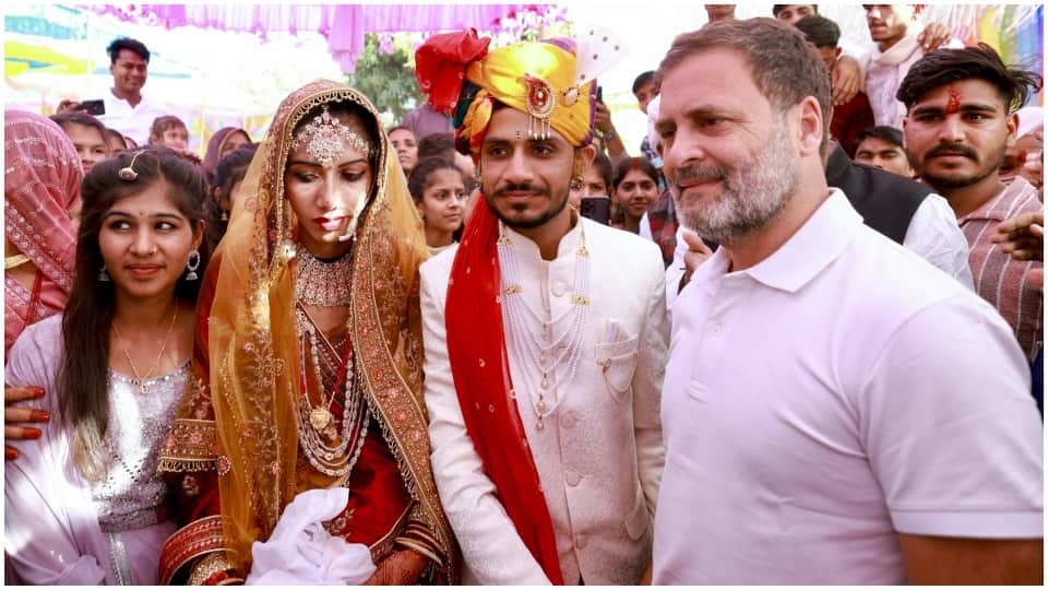 गुना में विवाह समारोह में शामिल हुए राहुल गांधी।