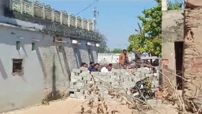पूरे परिवार को बंधक बनाने का मामला