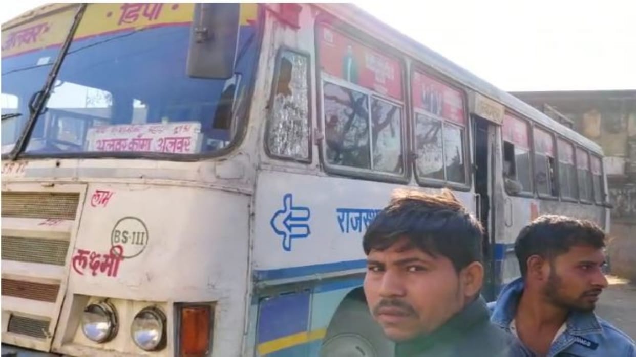 Rajasthan News: Miscreant youths pelted stones at a bus full of passengers, broke the glass of the bus