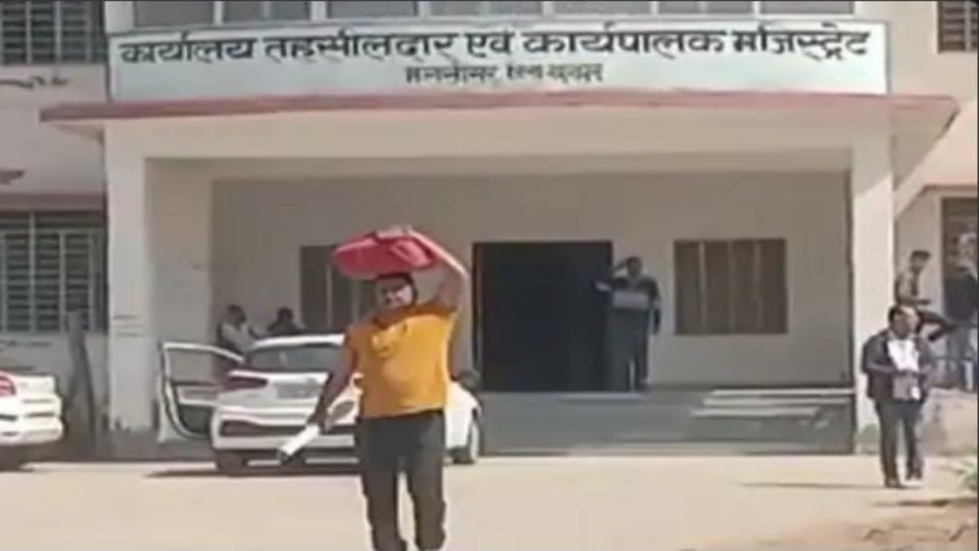 रिकॉर्ड की गठरी लिए पटवारी