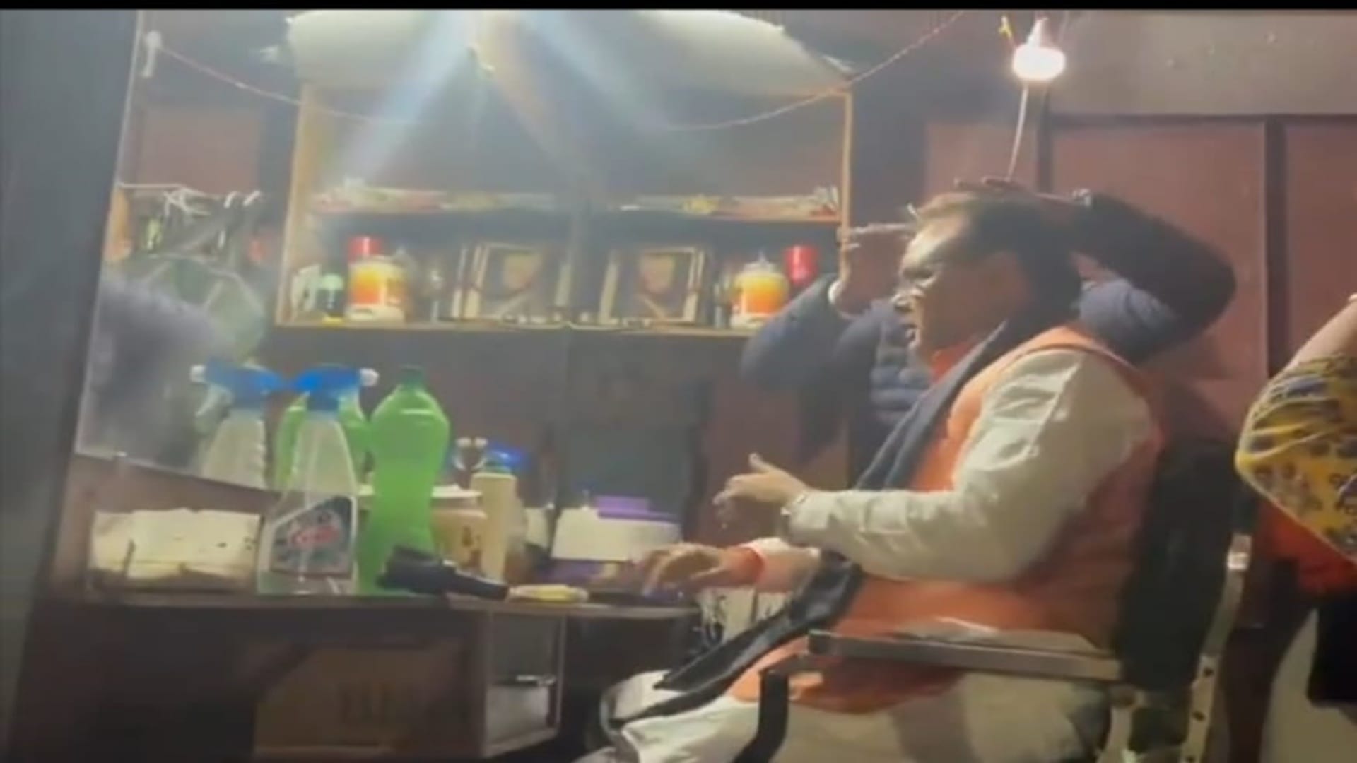 हेयर सैलून में पहुंचे सीएम